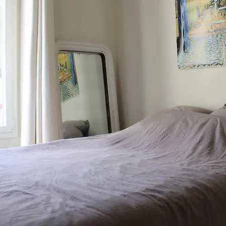 Cozy 40 M Near Montmartre